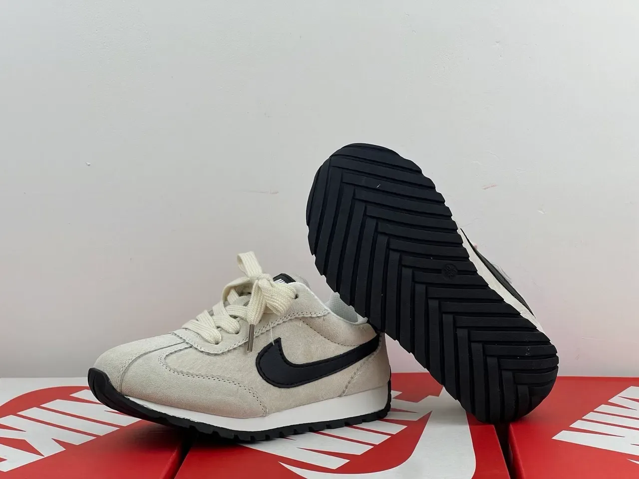 Nike Black White Retro Runner Silhouette Suede And Nylon Upper Lifestyle Sneakers 11