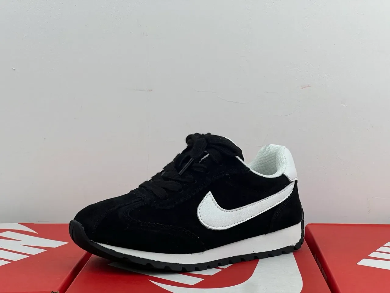 Nike Black White Retro Runner Silhouette Suede And Nylon Upper Lifestyle Sneakers 17