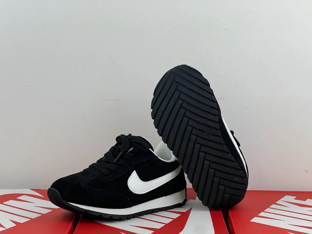 Nike Black White Retro Runner Silhouette Suede And Nylon Upper Lifestyle Sneakers 20
