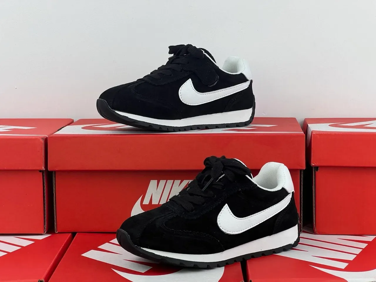 Nike Black White Retro Runner Silhouette Suede And Nylon Upper Lifestyle Sneakers 21