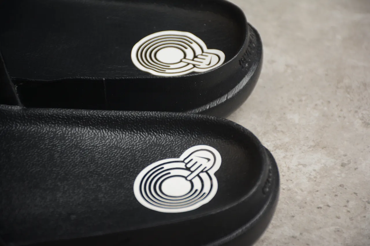 Nike Black White Single-Strap Padded Velcro Closure Slippers 5