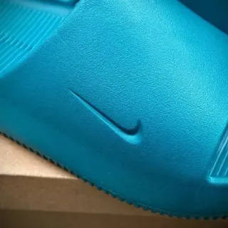 Nike नीली मोल्डेड मोनोलिथिक कंस्ट्रक्शन एम्बॉस्ड Swoosh स्लिपर्स