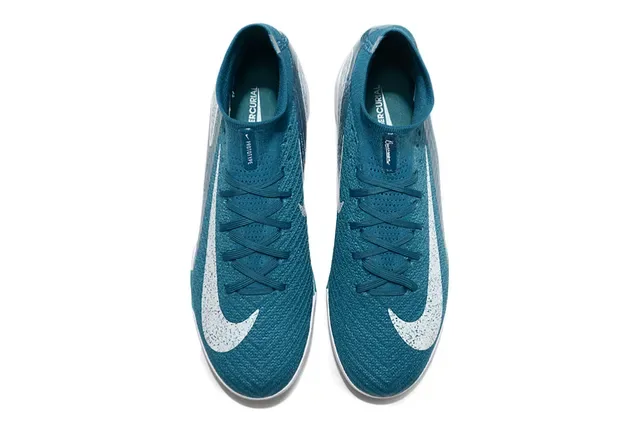 Nike Chaussures de football turf bleu blanc avec upper Flyknit et col sock-fit 2