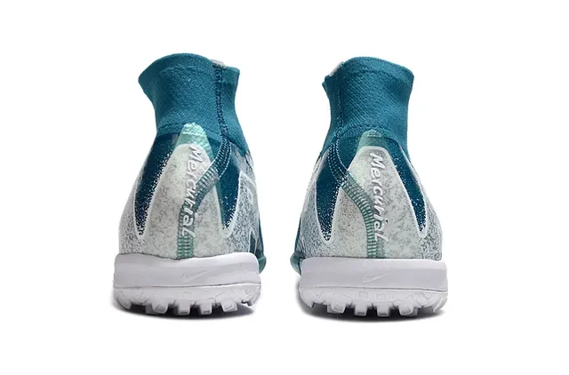 Nike Chaussures de football turf bleu blanc avec upper Flyknit et col sock-fit 4