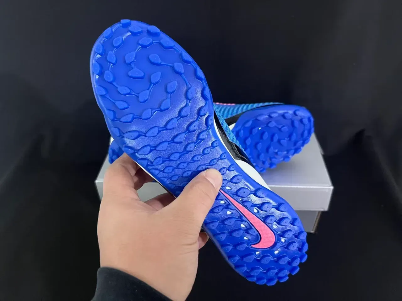 Nike Chaussures de football bleu blanc avec upper en knit, col haut, sock-fit, pour turf 2