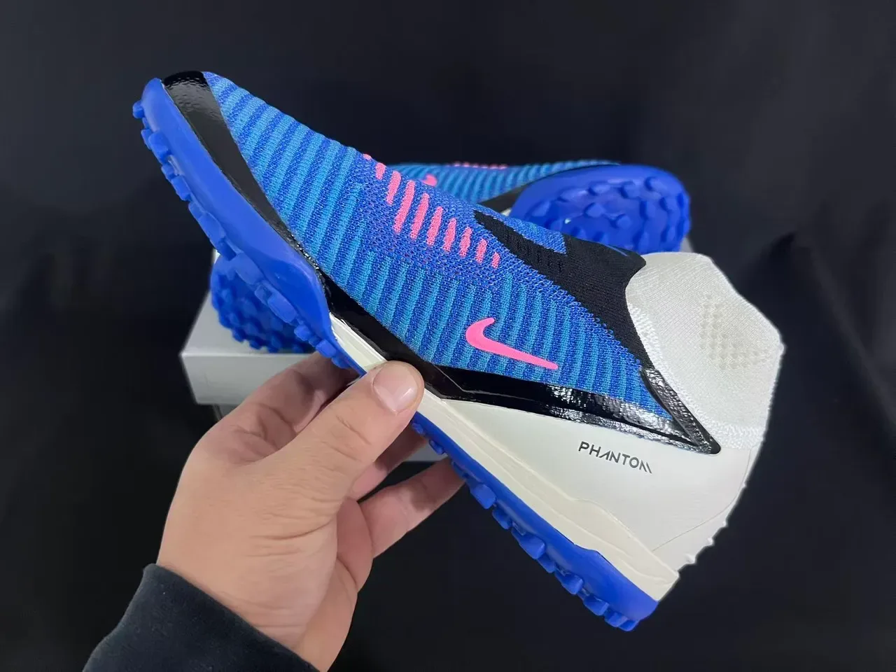 Nike Chaussures de football bleu blanc avec upper en knit, col haut, sock-fit, pour turf 4