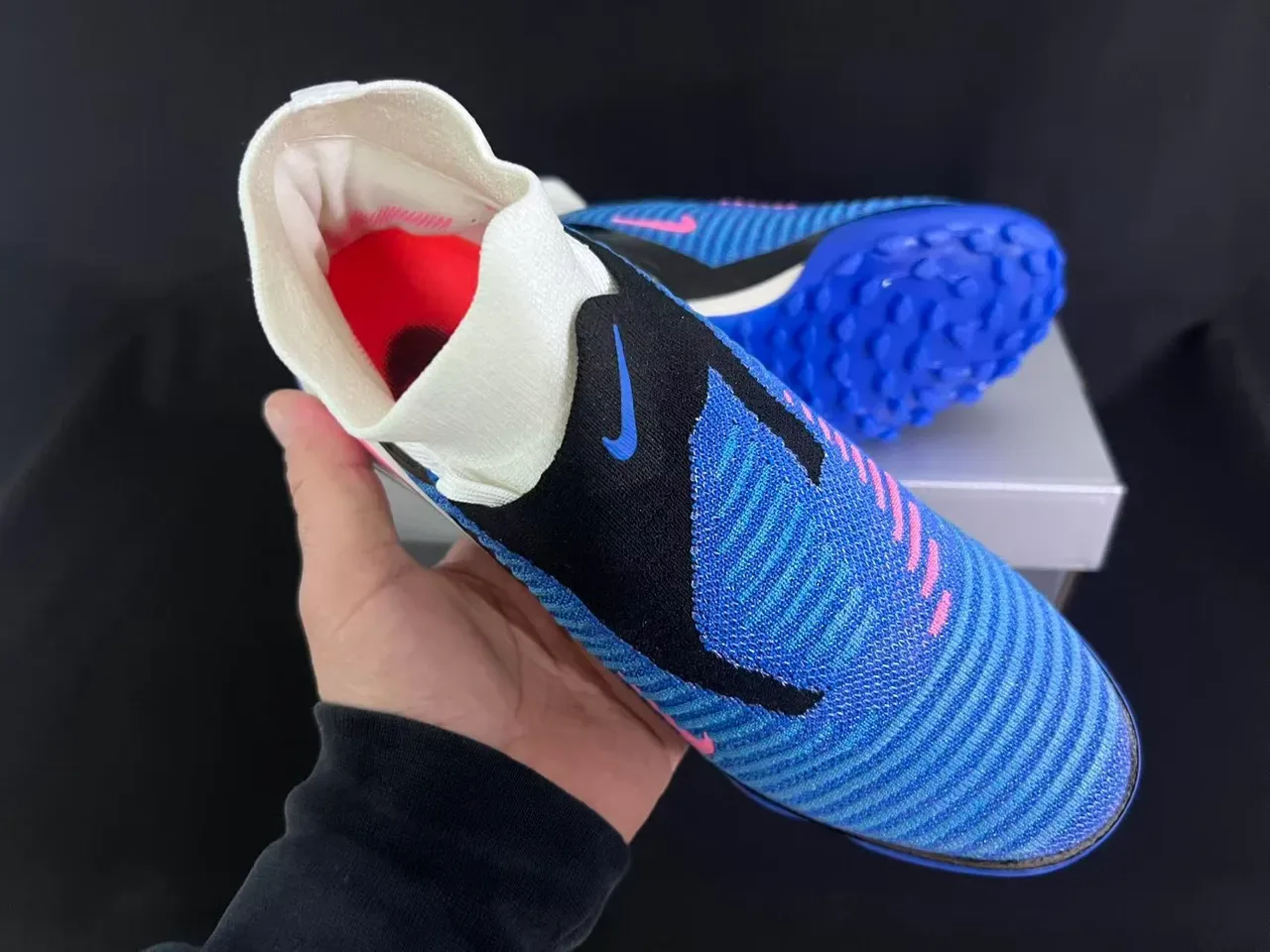 Nike Chaussures de football bleu blanc avec upper en knit, col haut, sock-fit, pour turf 5