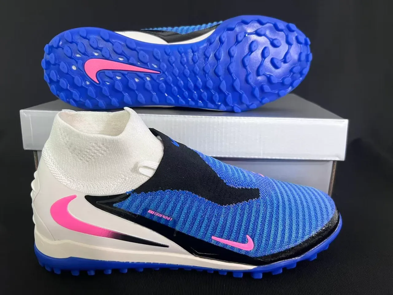 Nike Chaussures de football bleu blanc avec upper en knit, col haut, sock-fit, pour turf 7