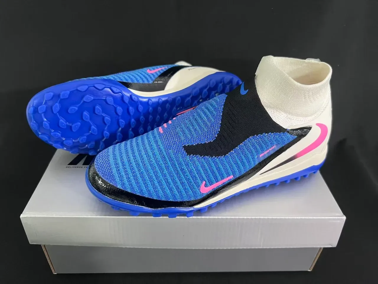 Nike Chaussures de football bleu blanc avec upper en knit, col haut, sock-fit, pour turf 9