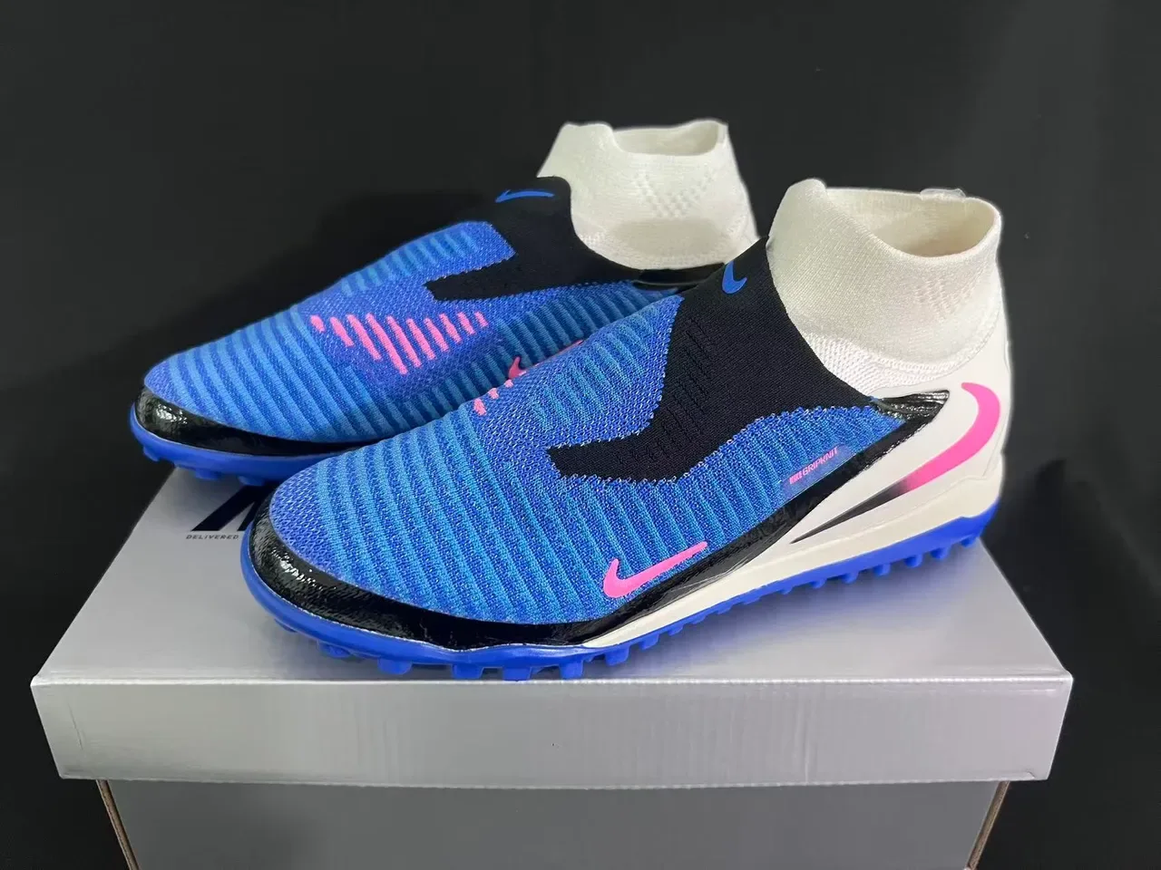 Nike Chaussures de football bleu blanc avec upper en knit, col haut, sock-fit, pour turf 10