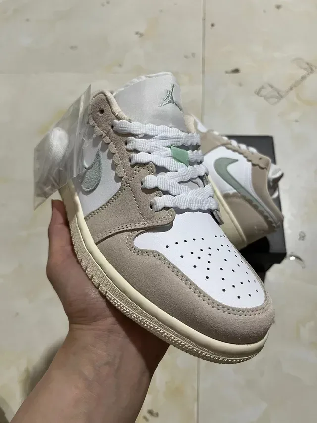 Nike Dunk Low Beige Sage Green Chaussures Lifestyle en Daim et Cuir 2