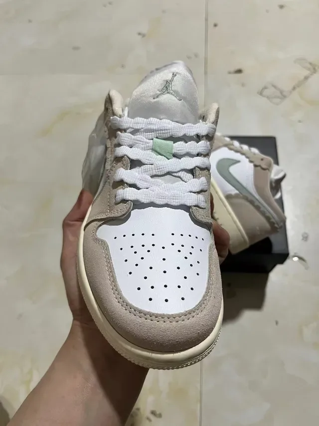 Nike Dunk Low Beige Sage Green Chaussures Lifestyle en Daim et Cuir 3