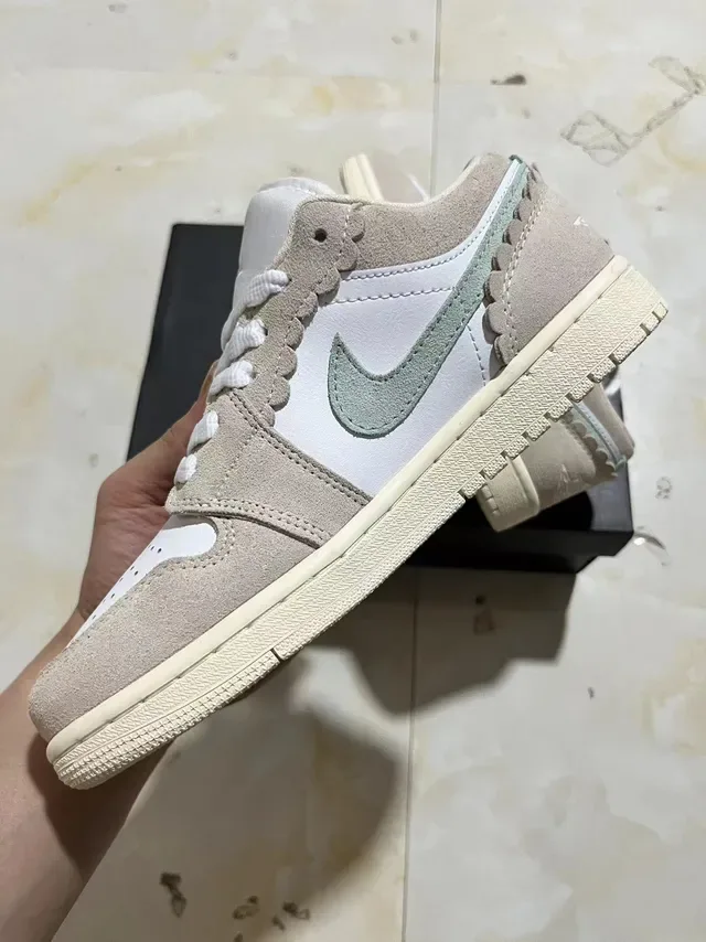 Nike Dunk Low Beige Sage Green Chaussures Lifestyle en Daim et Cuir 5