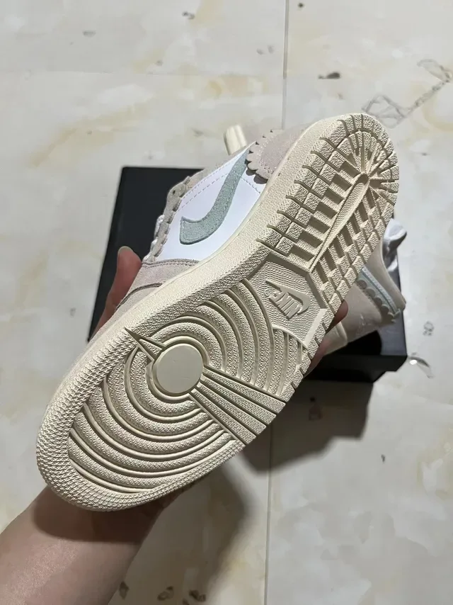 Nike Dunk Low Beige Sage Green Chaussures Lifestyle en Daim et Cuir 6