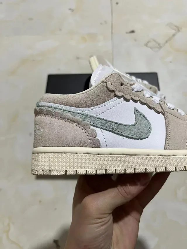 Nike Dunk Low Beige Sage Green Chaussures Lifestyle en Daim et Cuir 7