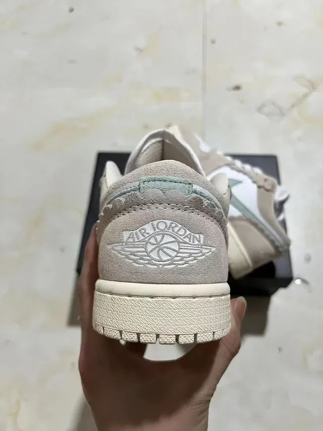 Nike Dunk Low Beige Sage Green Chaussures Lifestyle en Daim et Cuir 8