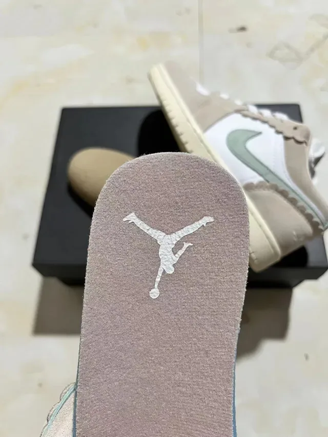 Nike Dunk Low Beige Sage Green Chaussures Lifestyle en Daim et Cuir 10