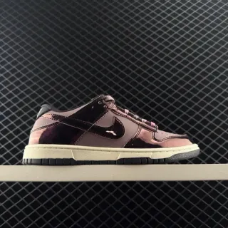 Nike Dunk Low चमकदार धात्विक बैंगनी गुलाबी जीवनशैली स्नीकर