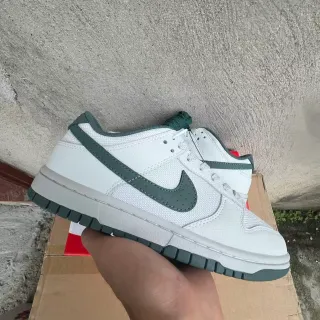 Nike Dunk Low 白和绿生活方式运动鞋