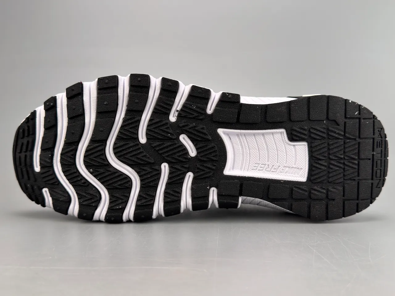 Nike Free White Black Knit Upper Segmented Flex Groove Sole Running Shoes 8