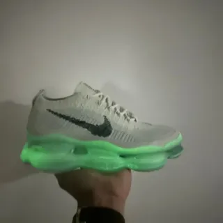 Nike Zapatillas de Running con upper gris verde de punto y media suela translúcida