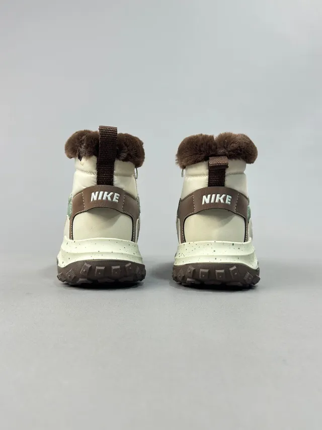 Nike Bottines de neige isolées à bout haut avec bordure en fourrure 16