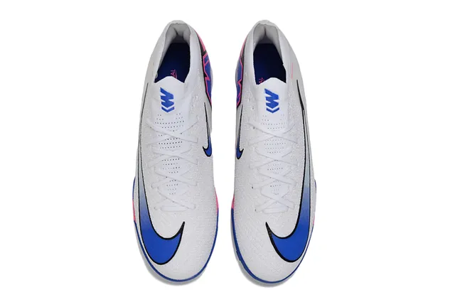 Nike Mercurial Vapor Chaussures de football Turf blanc et bleu, empeigne en maille à coupe basse, lacets asymétriques 2