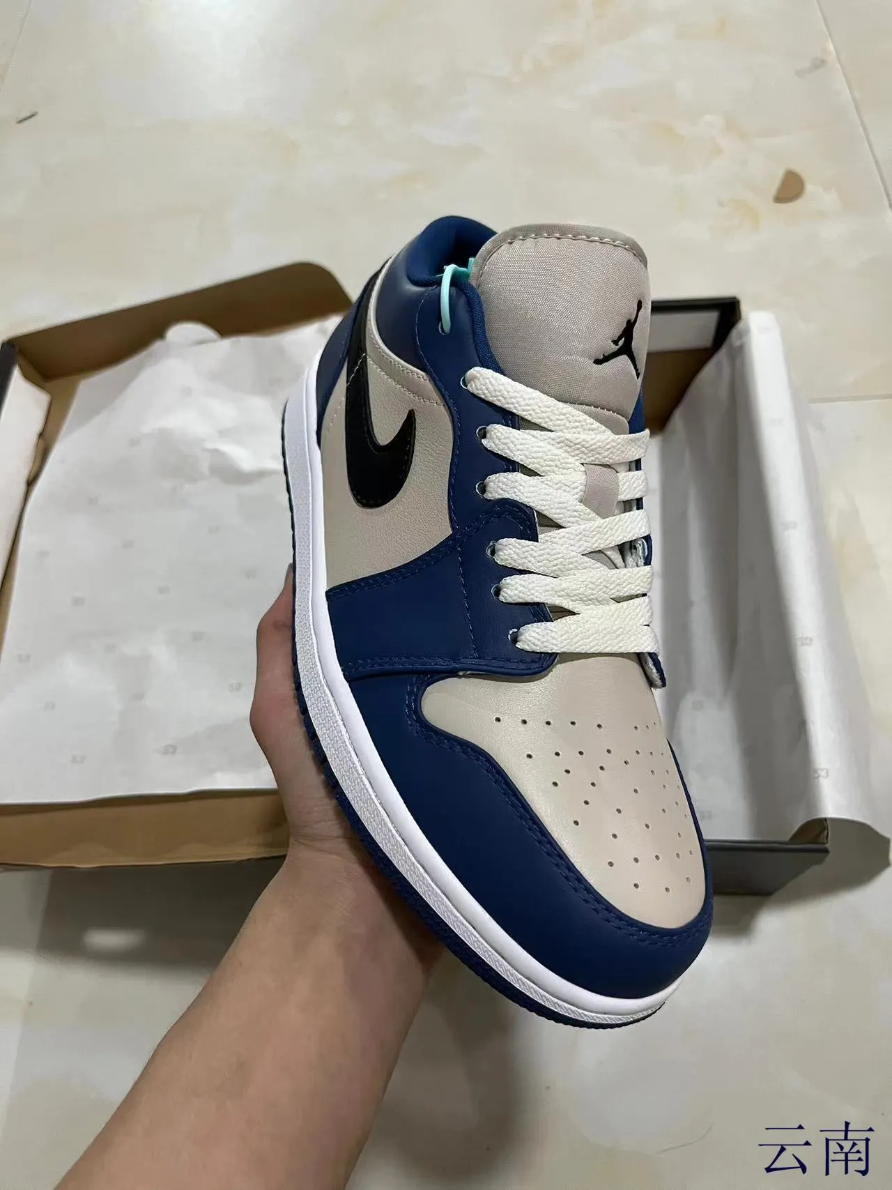 Nike Navy Beige Low-Top Silhouette Layered Leather Construction Lifestyle Sneakers 2