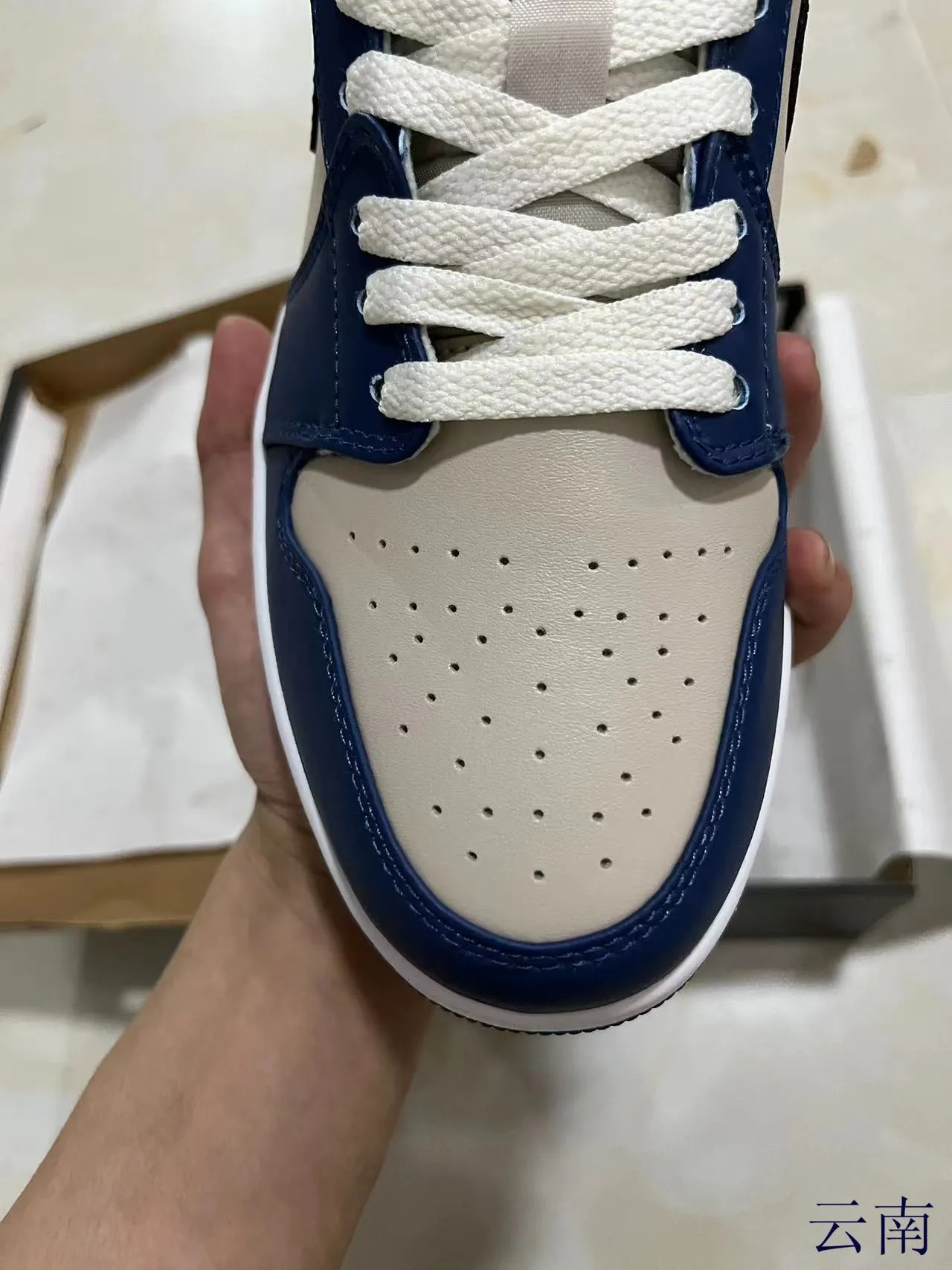 Nike Navy Beige Low-Top Silhouette Layered Leather Construction Lifestyle Sneakers 3