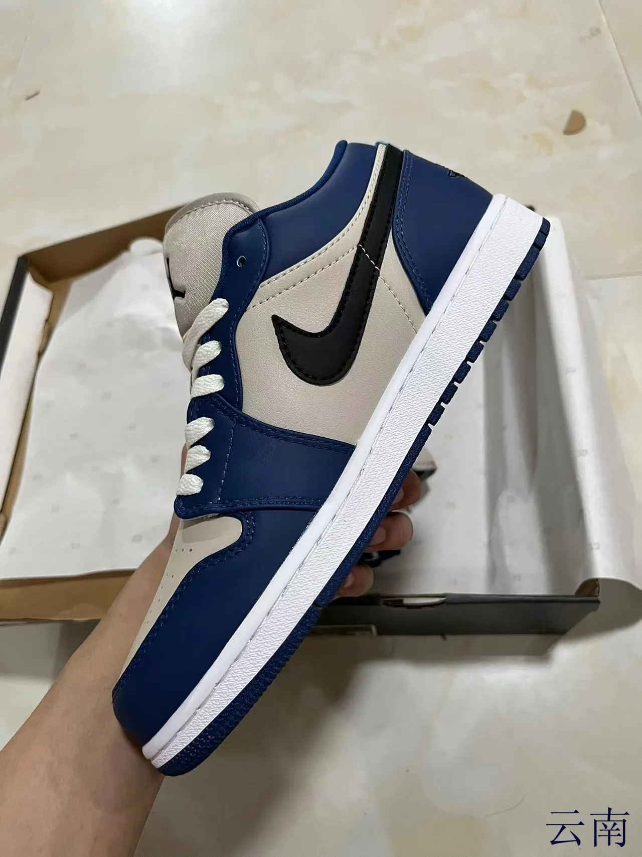 Nike Navy Beige Low-Top Silhouette Layered Leather Construction Lifestyle Sneakers 4