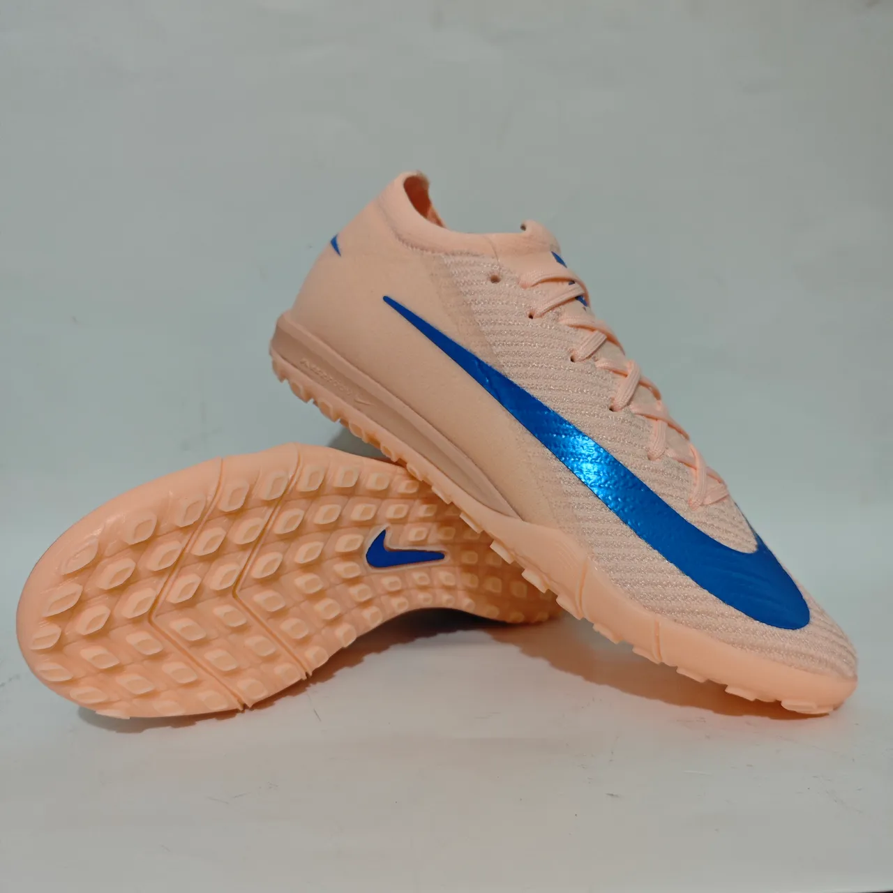 Nike Chaussures de football turf avec upper en knit orange et bleu et col bas 11