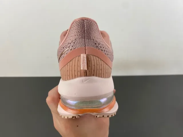 Nike Chaussures de running rose beige avec upper de knit visible Air Zoom Unit 4