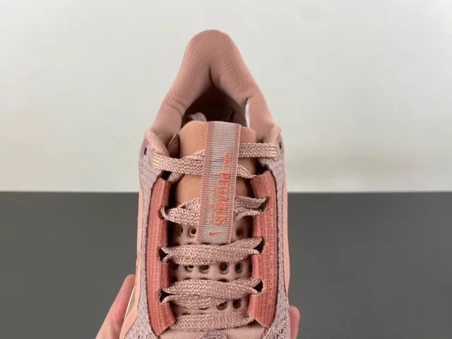 Nike Chaussures de running rose beige avec upper de knit visible Air Zoom Unit 6