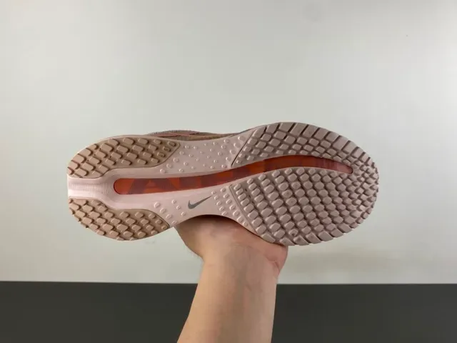 Nike Chaussures de running rose beige avec upper de knit visible Air Zoom Unit 9
