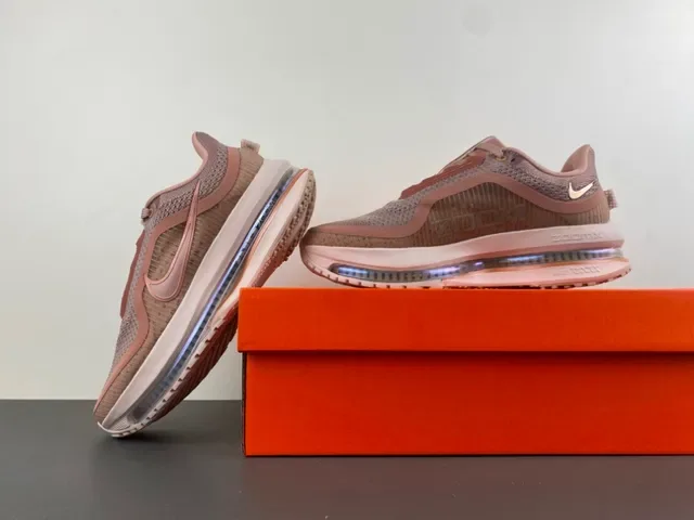 Nike Chaussures de running rose beige avec upper de knit visible Air Zoom Unit 14