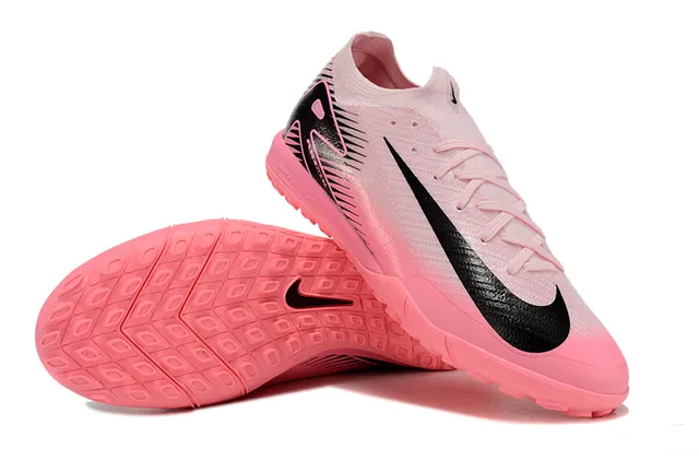 Nike Zapatillas de fútbol de césped con upper de knit rosa y negro, ajuste sock-fit, gradient fade 4