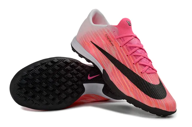 Nike Chaussures de soccer turf à coupe basse rose et noir avec upper en maille dégradé 3