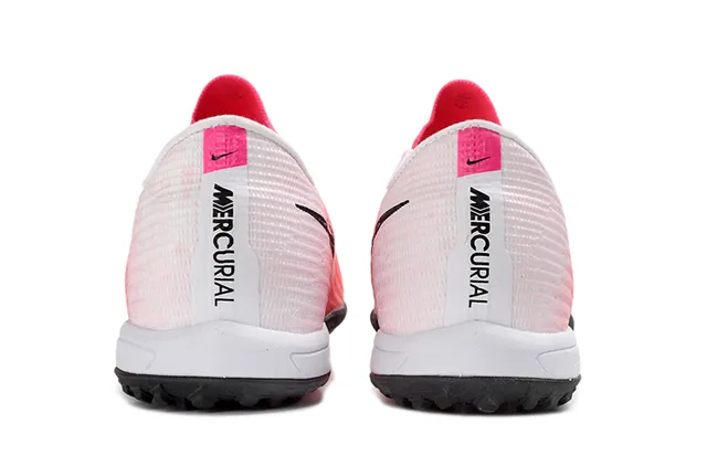 Nike Chaussures de soccer turf à coupe basse rose et noir avec upper en maille dégradé 4