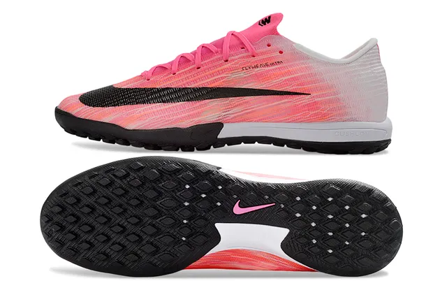 Nike Chaussures de soccer turf à coupe basse rose et noir avec upper en maille dégradé 5