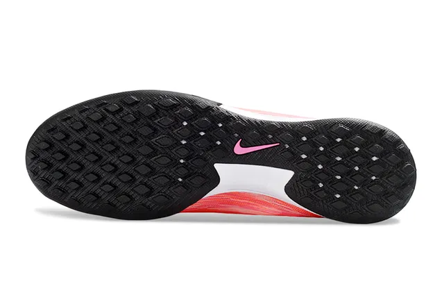 Nike Chaussures de soccer turf à coupe basse rose et noir avec upper en maille dégradé 6