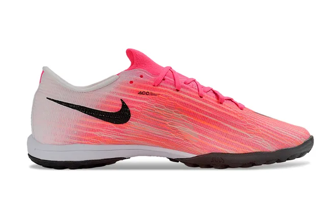 Nike Chaussures de soccer turf à coupe basse rose et noir avec upper en maille dégradé 7