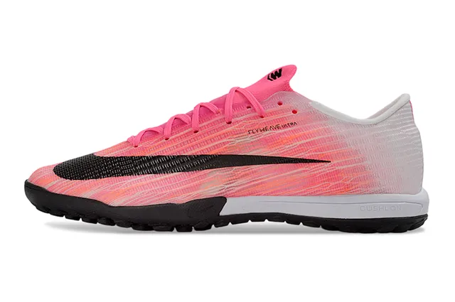 Nike Chaussures de soccer turf à coupe basse rose et noir avec upper en maille dégradé 8