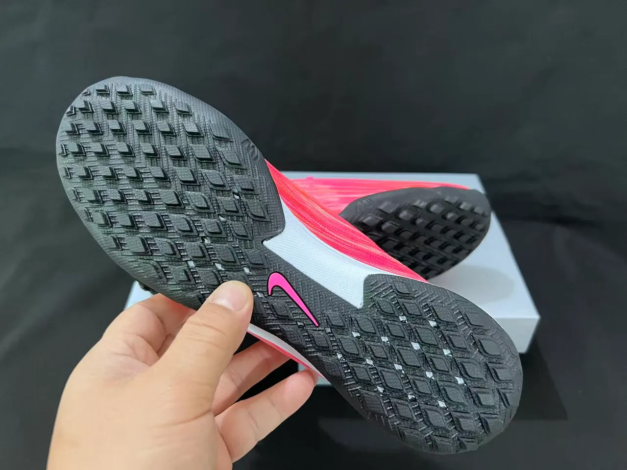 Nike Chaussures de soccer turf à coupe basse rose et noir avec upper en maille dégradé 9