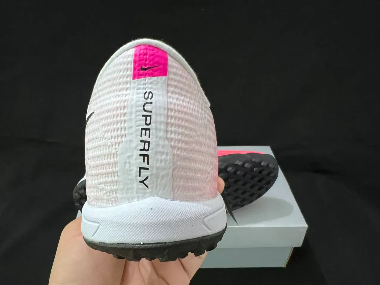 Nike Chaussures de soccer turf à coupe basse rose et noir avec upper en maille dégradé 10