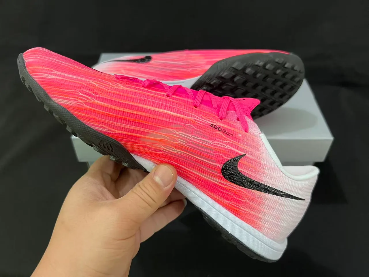 Nike Chaussures de soccer turf à coupe basse rose et noir avec upper en maille dégradé 11