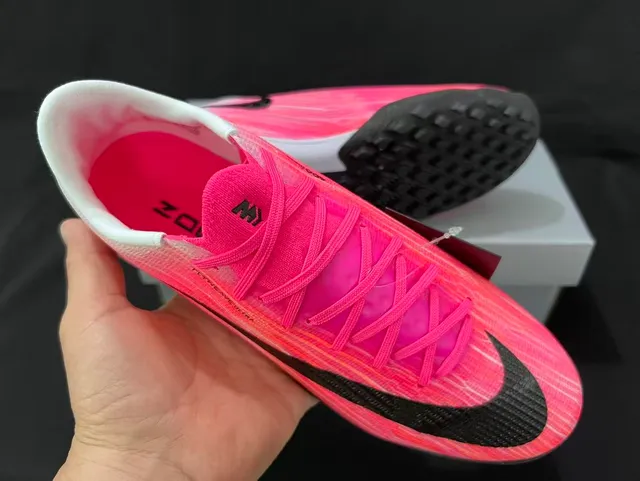 Nike Chaussures de soccer turf à coupe basse rose et noir avec upper en maille dégradé 12