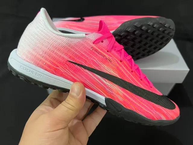 Nike Chaussures de soccer turf à coupe basse rose et noir avec upper en maille dégradé 13