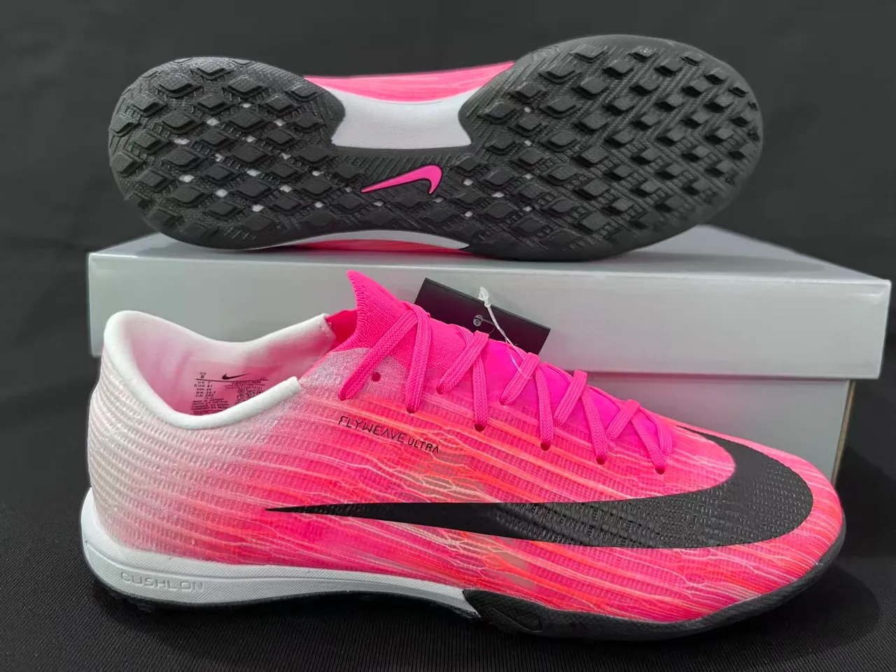 Nike Chaussures de soccer turf à coupe basse rose et noir avec upper en maille dégradé 14