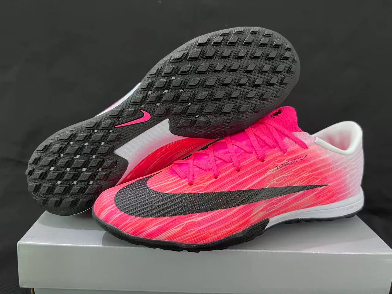 Nike Chaussures de soccer turf à coupe basse rose et noir avec upper en maille dégradé 15