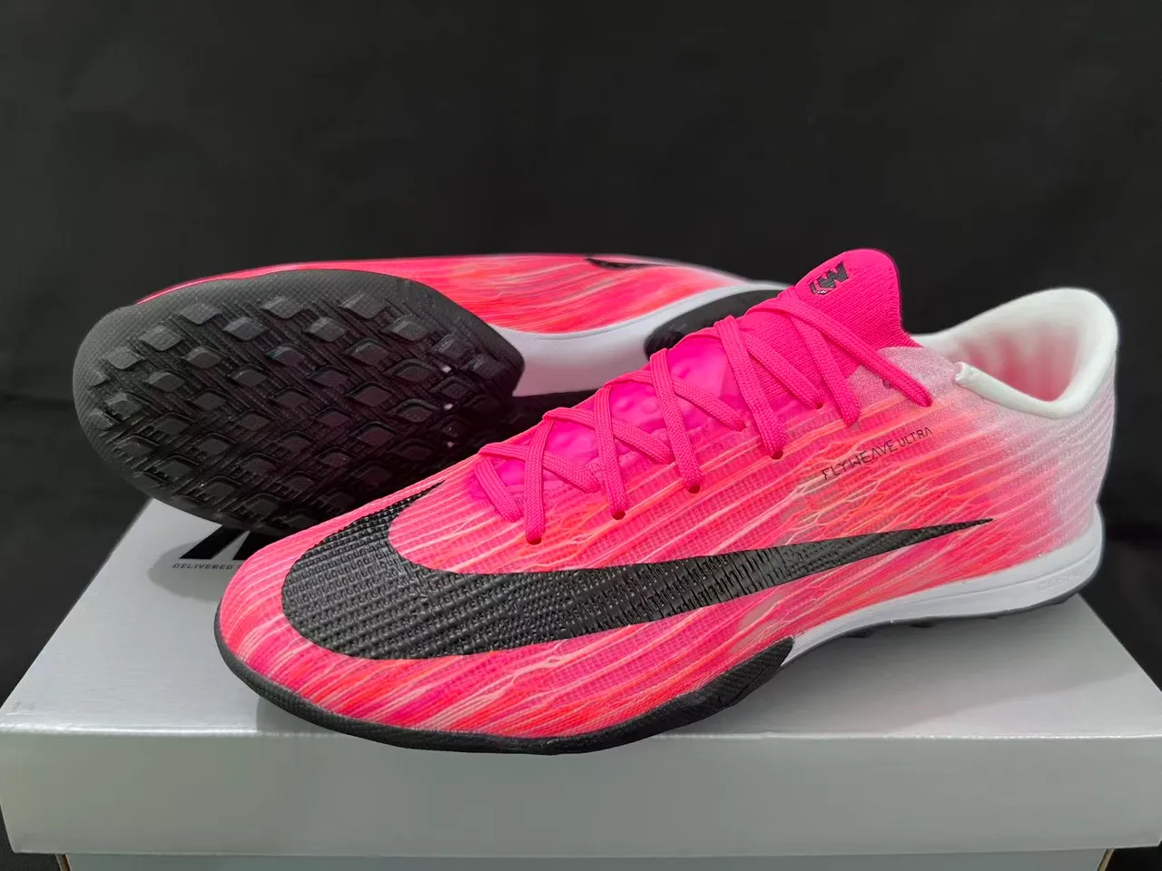 Nike Chaussures de soccer turf à coupe basse rose et noir avec upper en maille dégradé 16